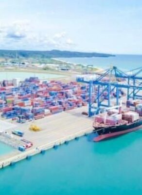 Vue aérienne d’un terminal à conteneurs avec navire au port de Kribi