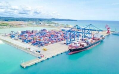 Vue aérienne d’un terminal à conteneurs avec navire au port de Kribi