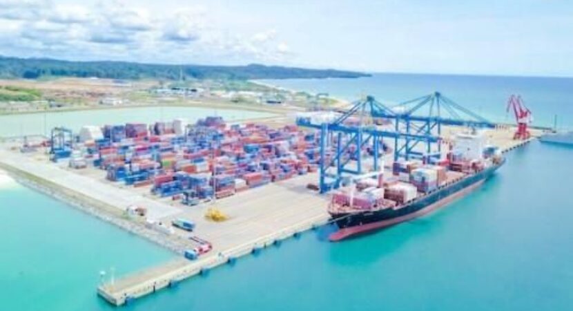 Vue aérienne d’un terminal à conteneurs avec navire au port de Kribi