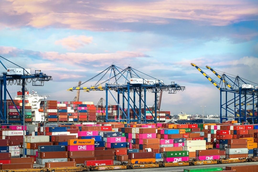 Terminal portuaire avec grues et conteneurs multicolores empilés