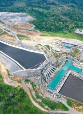 Vue aérienne d’un barrage hydroélectrique et de ses bassins