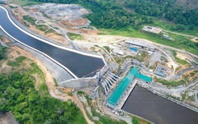 Vue aérienne d’un barrage hydroélectrique et de ses bassins