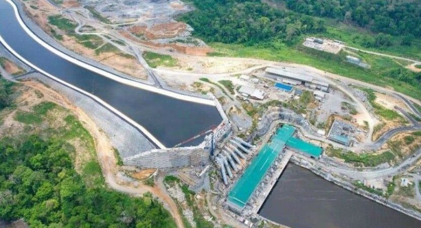 Vue aérienne d’un barrage hydroélectrique et de ses bassins