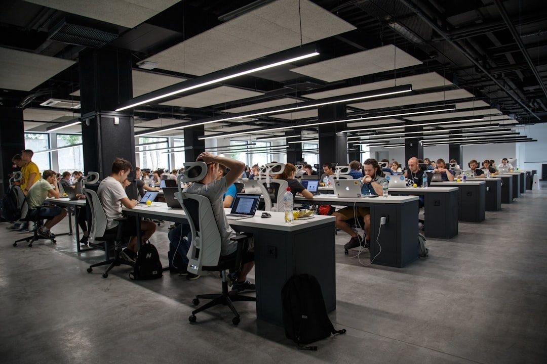Espace de travail partagé avec des professionnels devant leurs ordinateurs